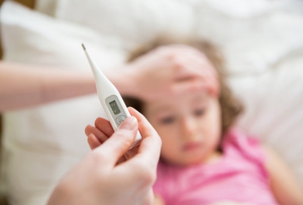 Больной ребенок. Мама держит градусник с высокой температурой