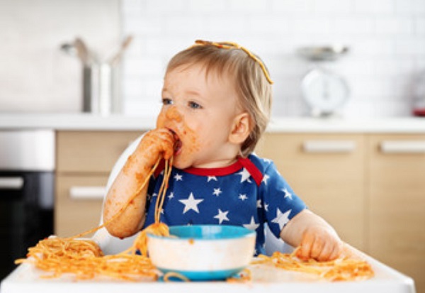 Малыш ест руками