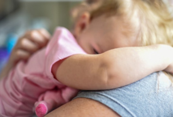 Ребенок прижимается к маме. Ему плохо