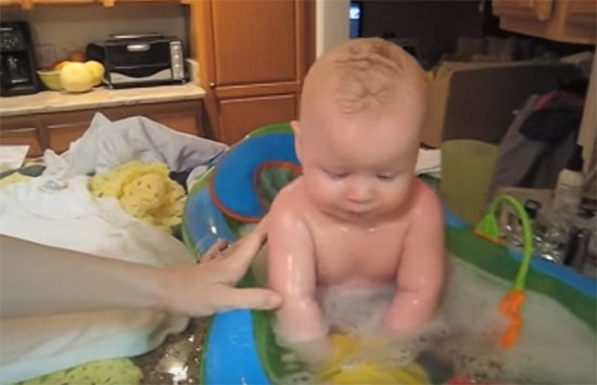 Малыш купается