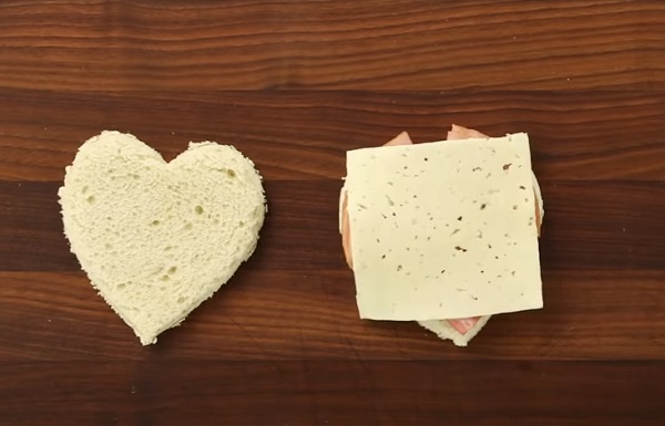 Выкладывание на хлеб твердого сыра