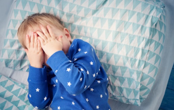 Ребенок прячет лицо ручками
