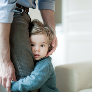 Ребенок боится чужих