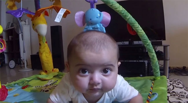 Малыш играет