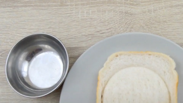 Вырезание кружочка из хлеба