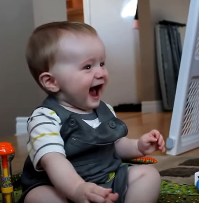 Ребенок смеется