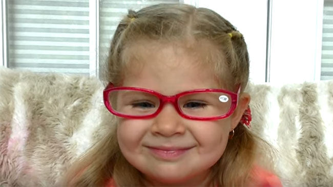 Девочка в очках