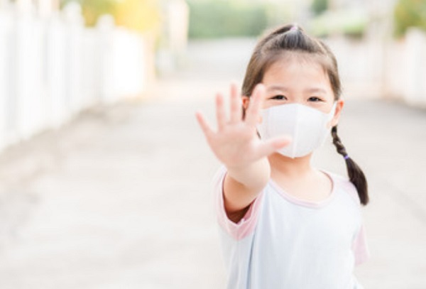 Девочка с маской на лице