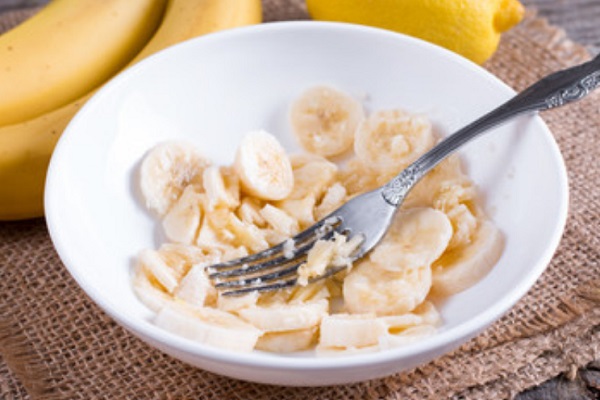 Измельчение банана при помощи вилки