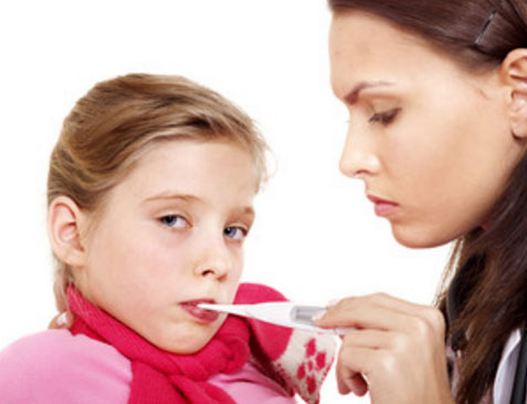 Мама держит градусник во рту дочери