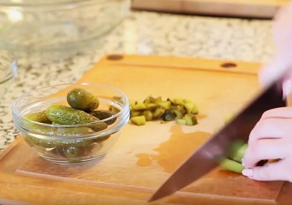 Измельчение консервированного огурца