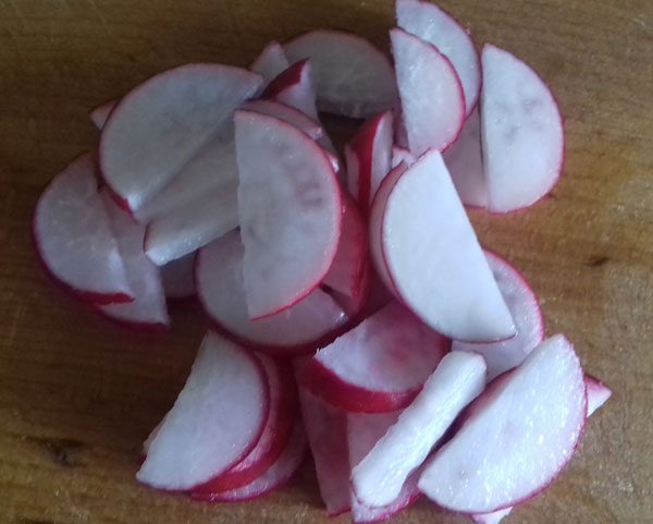 Редиска, нарезанная полукольцами