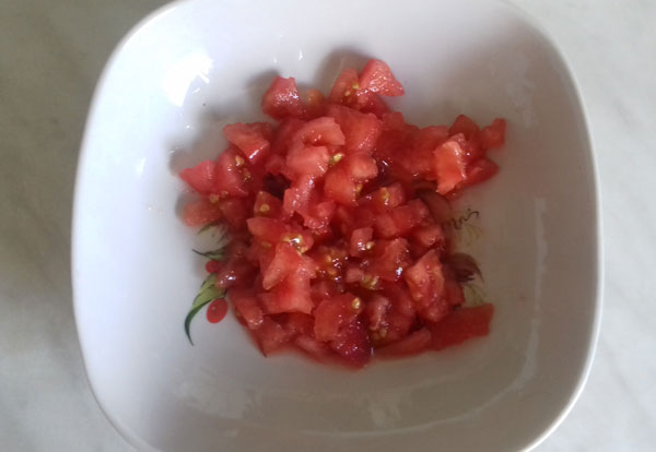 Помидор, нарезанный кубиками. Овощ без кожуры