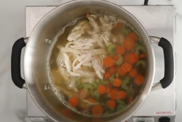 Добавление курицы в кастрюлю с супом