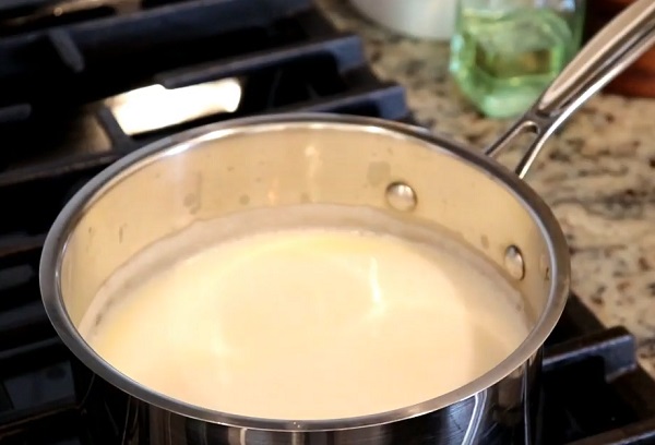 Кастрюля с молоком и кашей