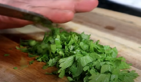 Нарезание листьев сельдерея