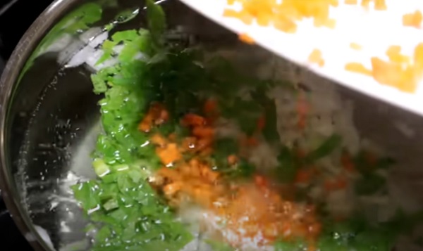 Добавление овощей в бульон