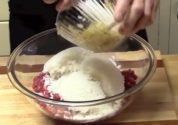 Фарш с рисом и луком