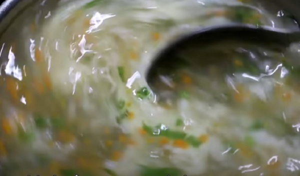 Вливание яиц в суп