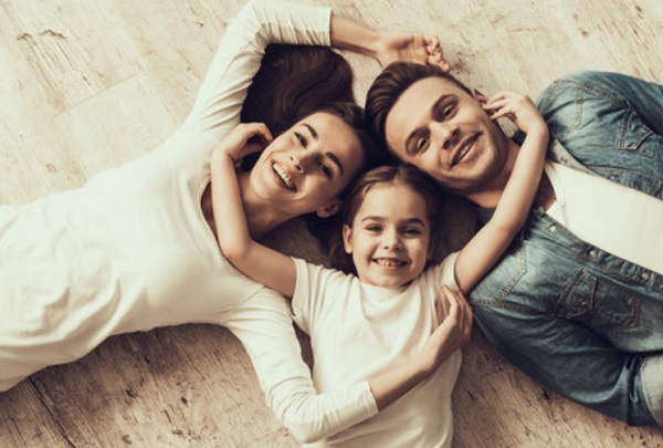 Счастливая девочка и родители