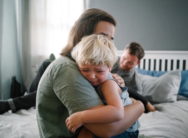 Мама обнимает плачущего ребенка