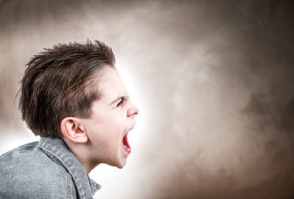 Мальчик кричит