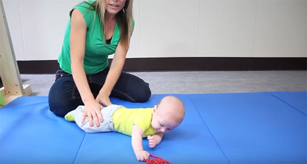 Ребенка перевернули со спины на живот