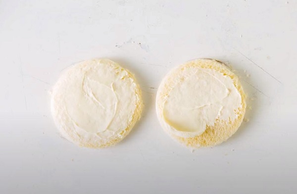 Намазывание кружочков мягким сыром