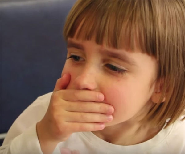 Девочка, которая кашляет