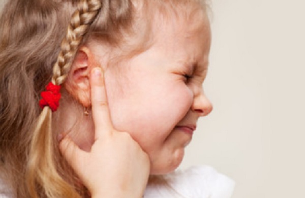 Девочка хватается за ушко