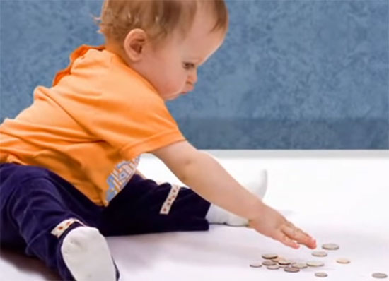 Малыш сидит на полу