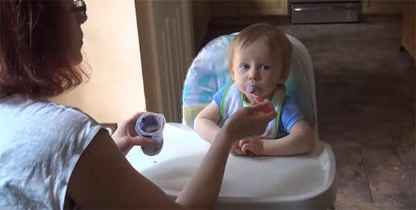 Ребенок в 11 месяцев кушает