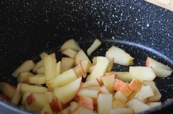 Пересыпание яблок в кастрюлю