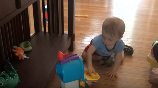 Ребенок 11 месяцев сидит