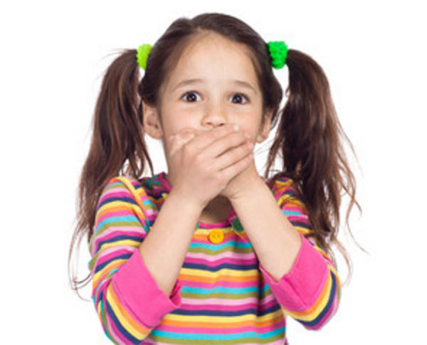 Девочка прикрывает рот из-за плохого запаха