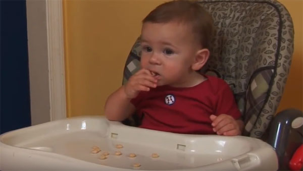 Ребенок проявляет интерес к еде