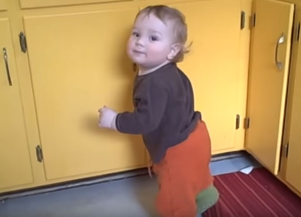 Ребенок открывает дверцу