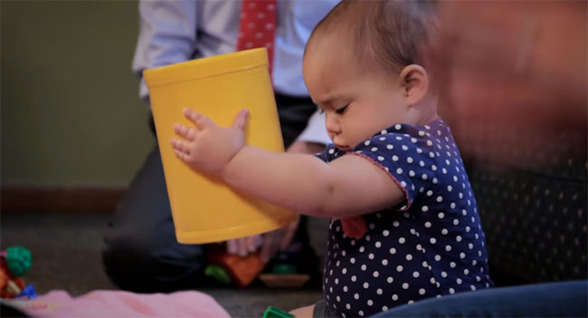 Ребенок играется