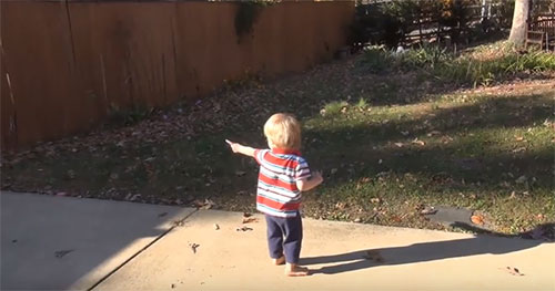 Ребенок ходит по улице