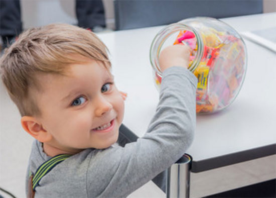 Ребёнок вытягивает конфетку