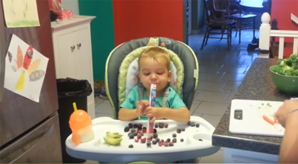 Ребенок в 14 месяцев кушает