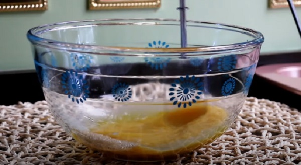 Взбивание яиц с сахаром