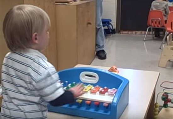 Двухгодовалый ребенок играется