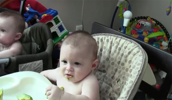 Полугодовалый ребенок ест прикорм