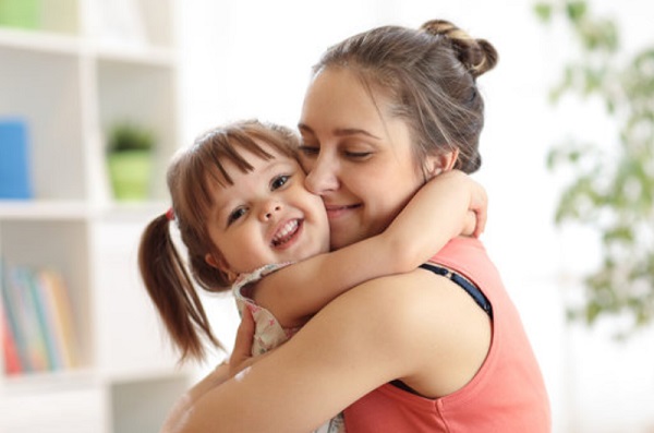 Мама обнимает дочку
