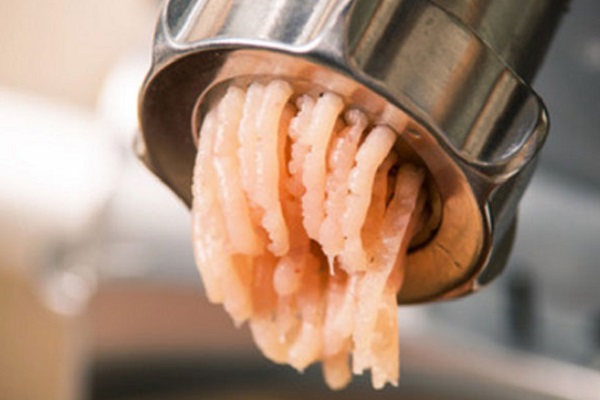 Мясо через мясорубку