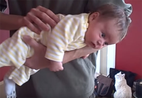 Ребенку массажируют спинку