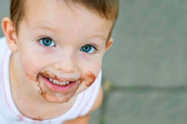 Малыш с испачканным в шоколаде лицом