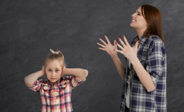 Женщина начинает кричать. Дочка прикрывает уши руками