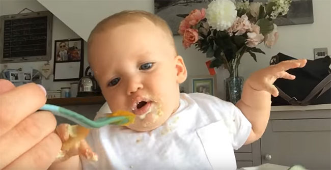 Восьмимесячный ребенок ест